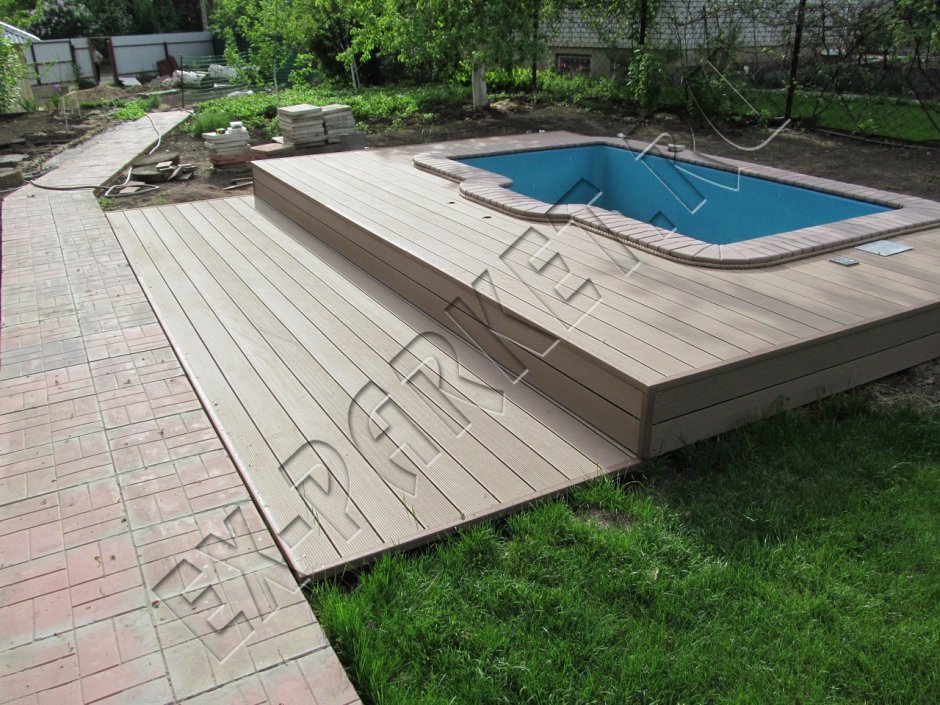 Настил из террасной доски вокруг бассейна