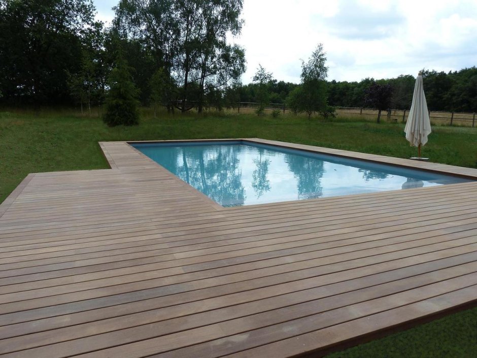 Деревянный подиум для бассейна