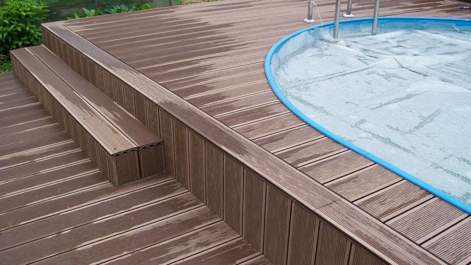 Террасная доска вокруг бассейна