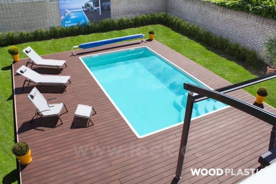 Переливной бассейн террасной доской