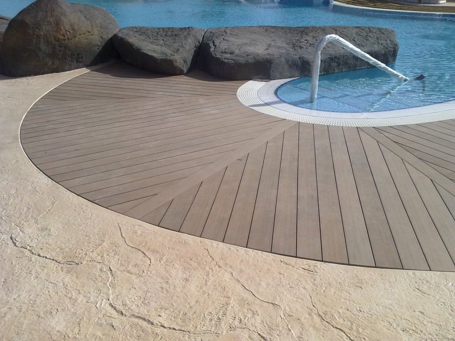 Круглый деревянный помост