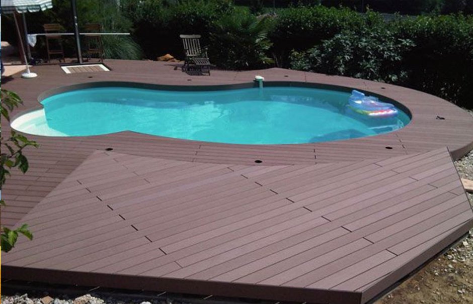 Террасная доска вокруг круглого бассейна