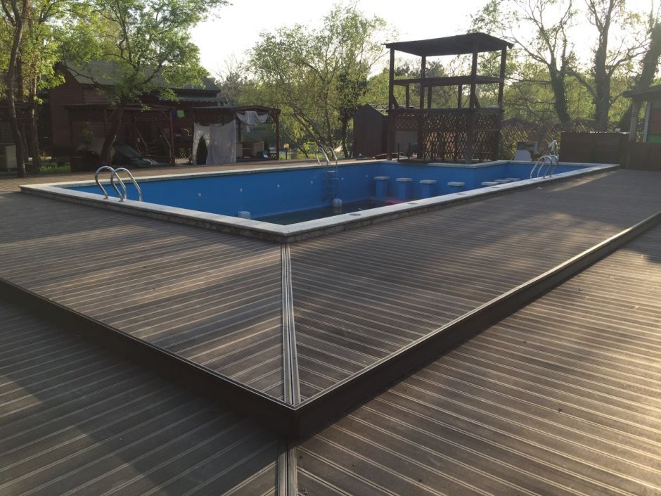 Площадка из террасной доски с бассейном