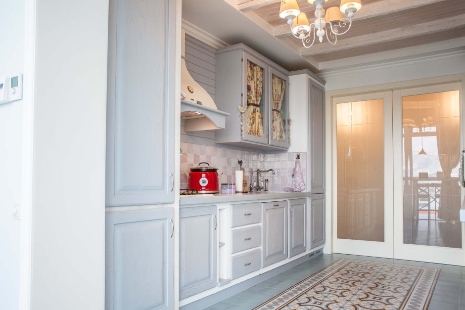 Холодильник на кухне в стиле Прованс