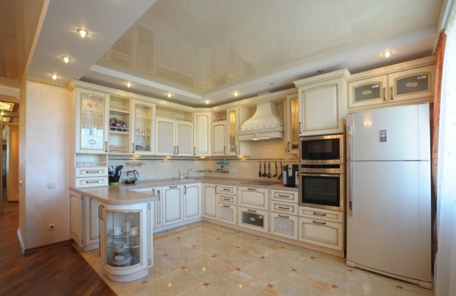 Кухни в классическом стиле с большим холодильником