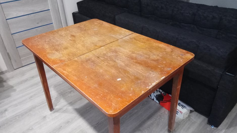 Старый лакированный стол