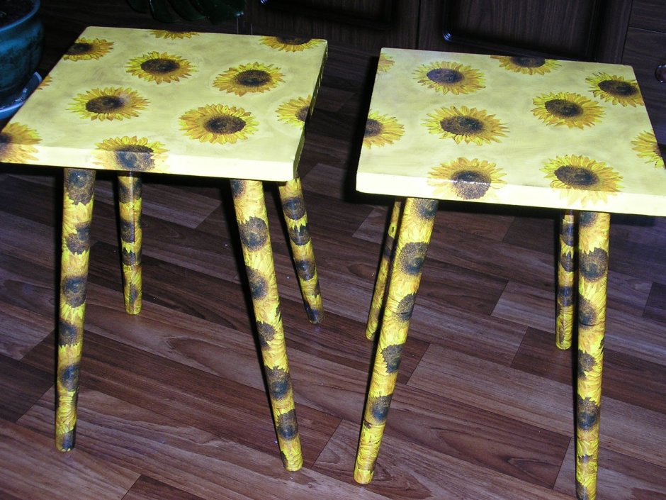 Реставрированные старые табуретки