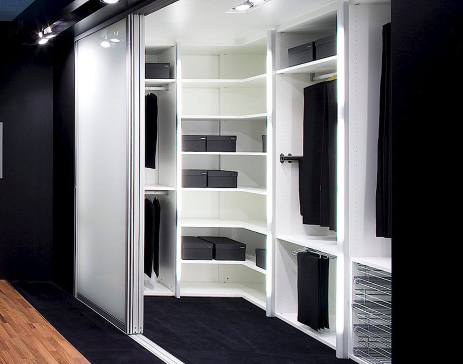 Гардеробная с раздвижными дверями
