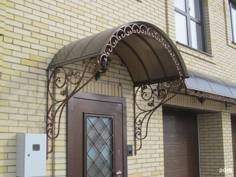 Кованые козырьки над крыльцом