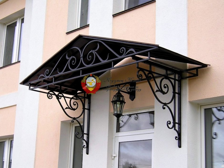 Кованый козырек треугольный