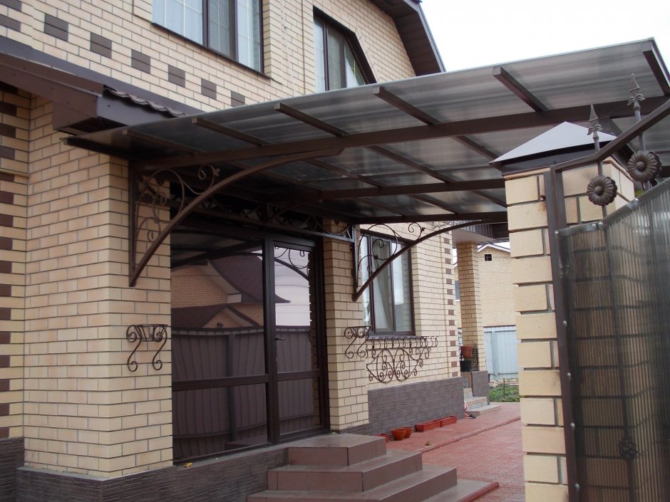 Односкатный козырек над крыльцом