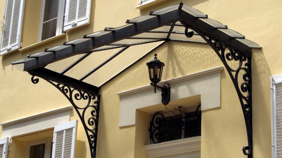 Трехскатный козырек над крыльцом