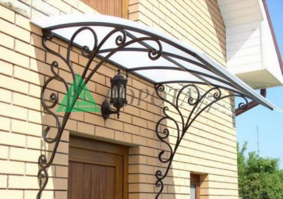 Козырёк над крыльцом