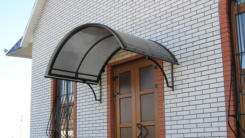 Козырёк над крыльцом