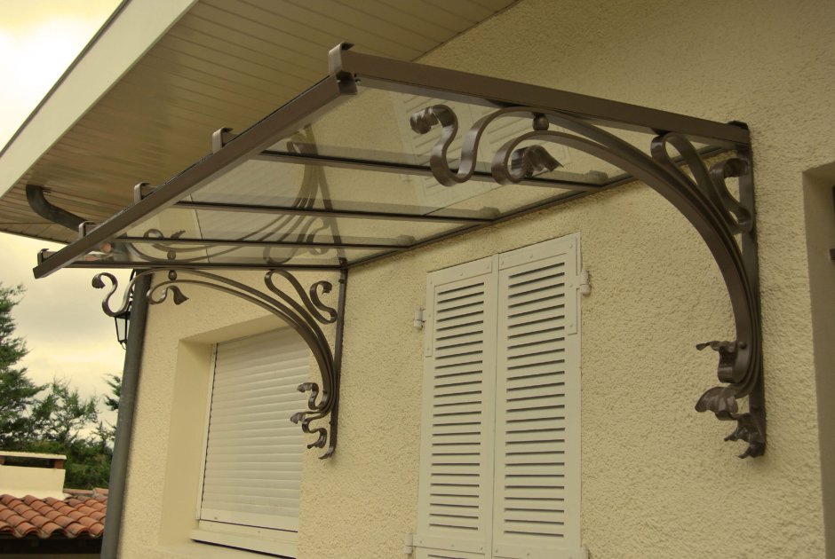 Прямой кованый козырек