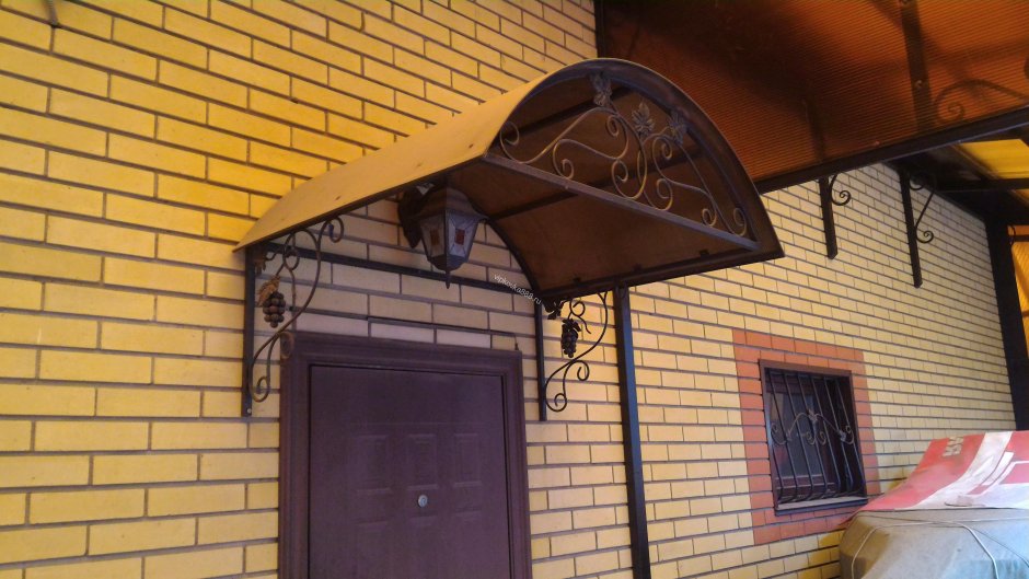 Длинный козырек над крыльцом