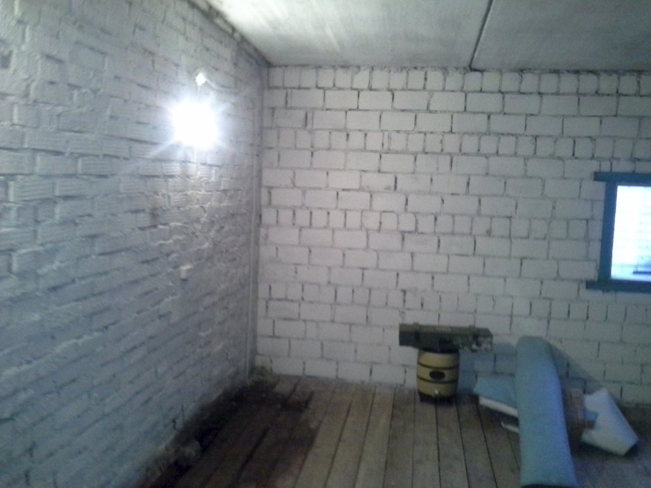 Покраска кирпичных стен в гараже