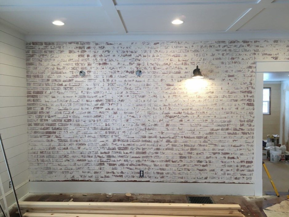 Крашеные кирпичные стены в гараже