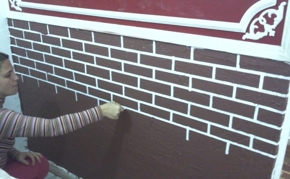 Крашеный кирпич на фундаменте