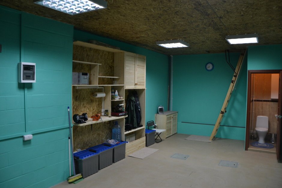 Зеленые стены в гараже