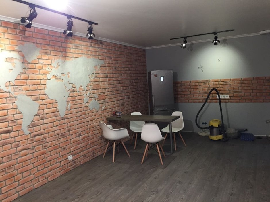 Покраска кирпичных стен в гараже