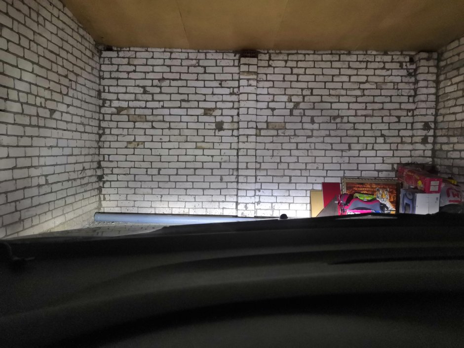 Крашеные кирпичные стены в гараже