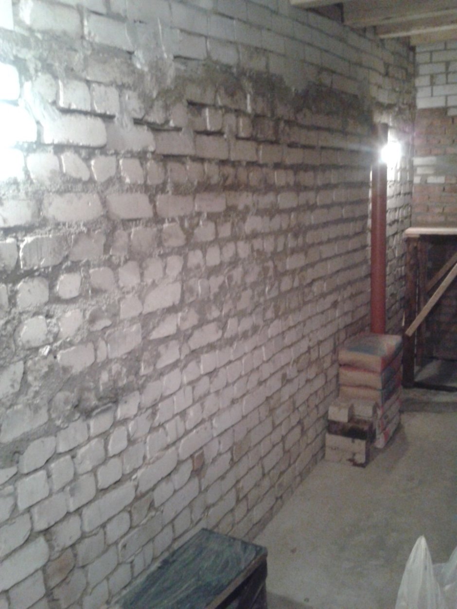 Крашеный кирпич в гараже