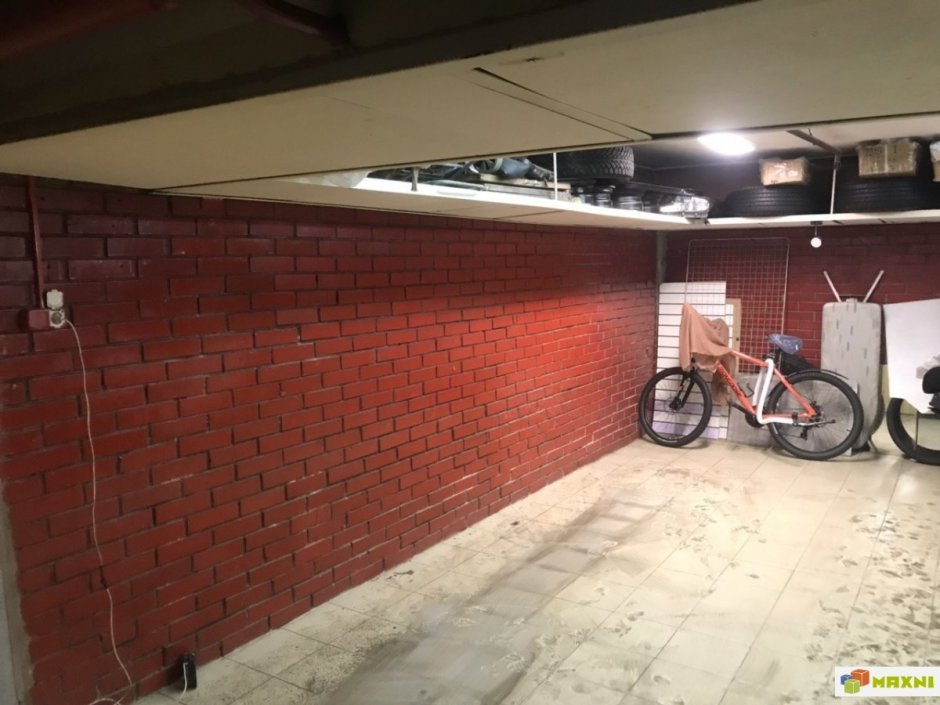 Кирпичная стена гаража