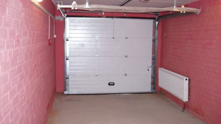 Покраска кирпичных стен в гараже