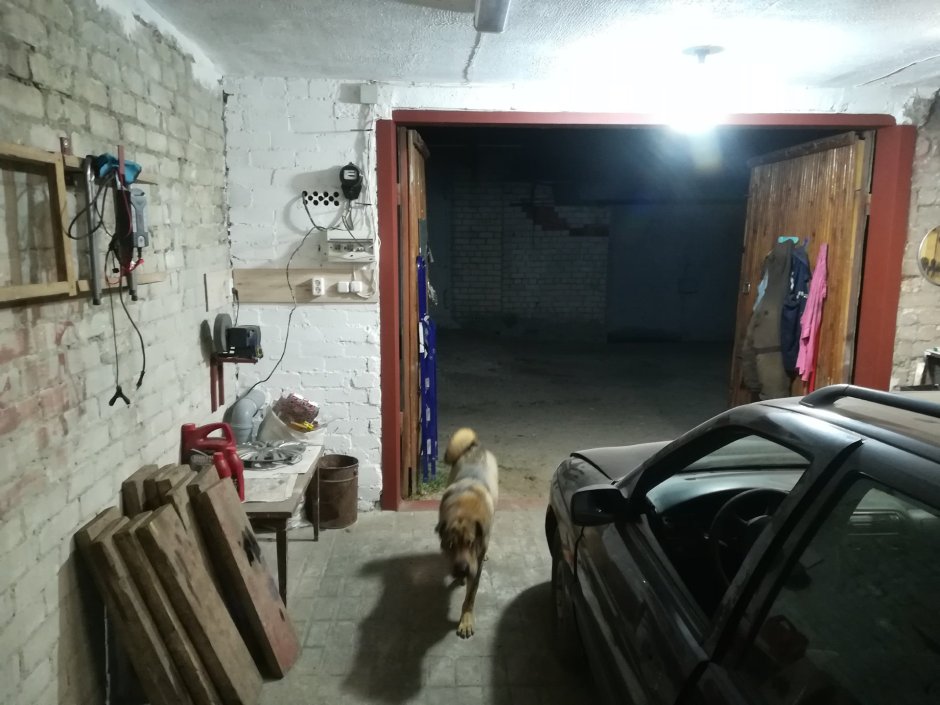 Покраска кирпичных стен в гараже