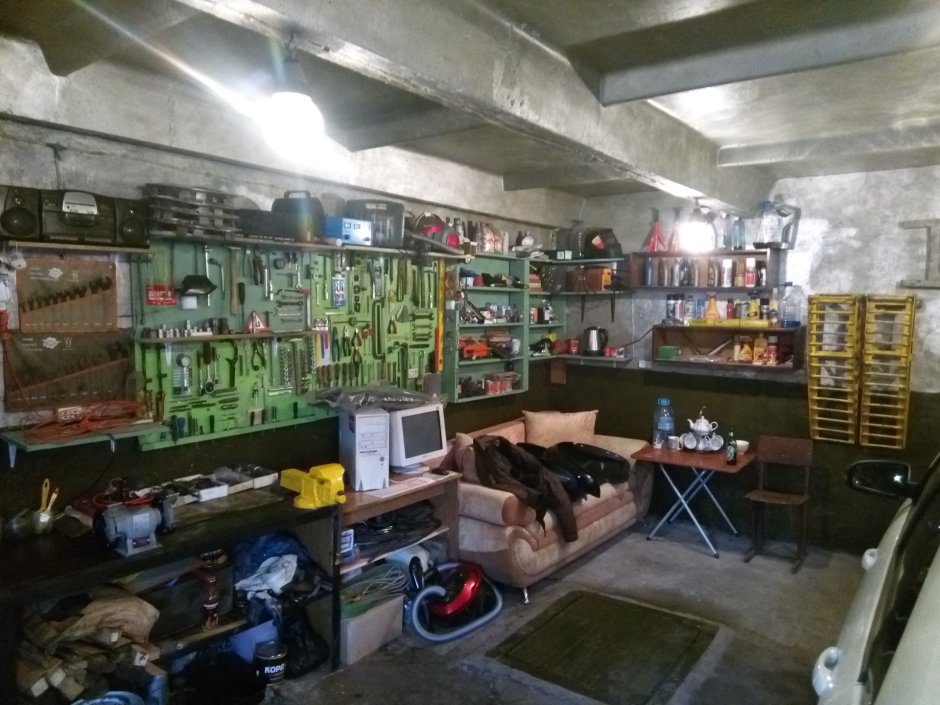 Крашеный кирпич в гараже