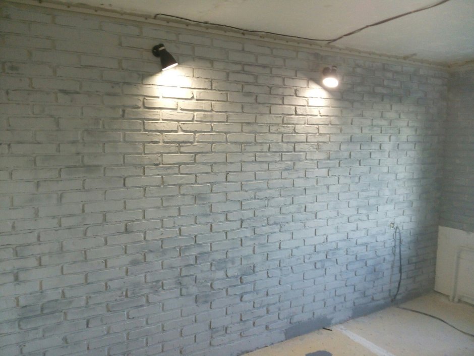 Окрашенные стены из силикатного кирпича