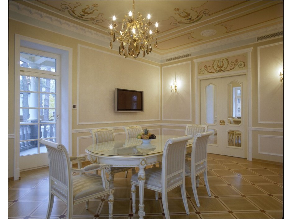 Лепнина в интерьере кухни