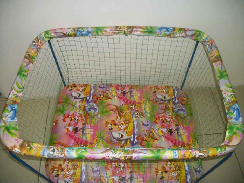 Манеж с крупной сеткой