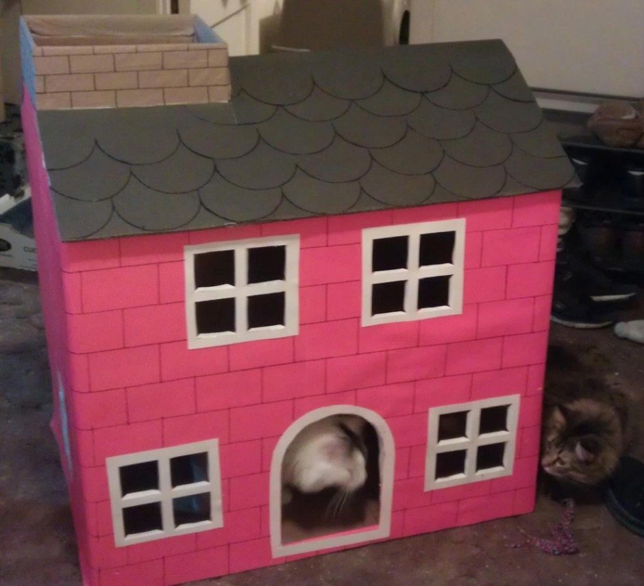 Домик для котика двухэтажный из картонных коробок