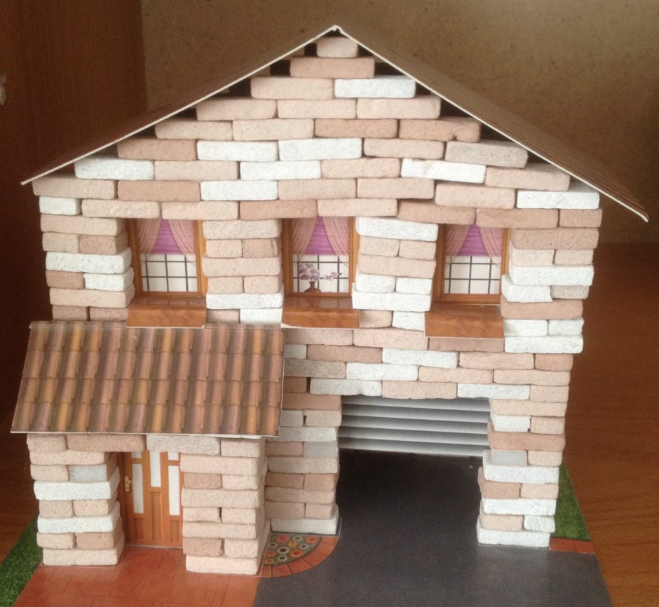 Домик из кирпичиков из пенопласта