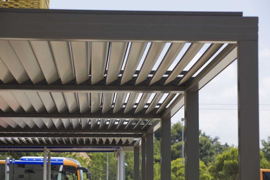 Пергола с поворотными ламелями