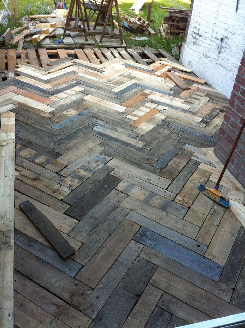 Пол беседки из поддонов