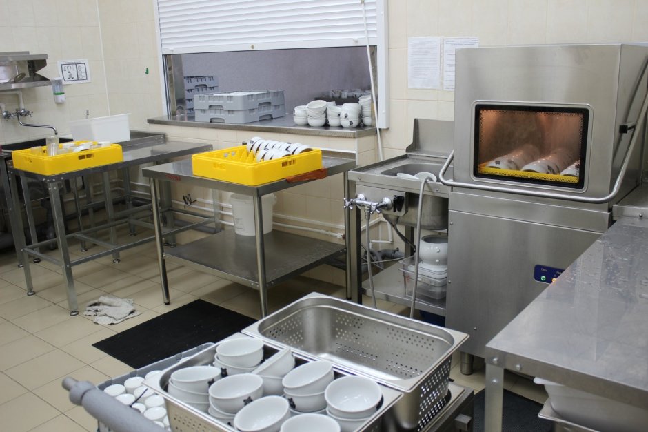 Моечная столовой посуды в столовой