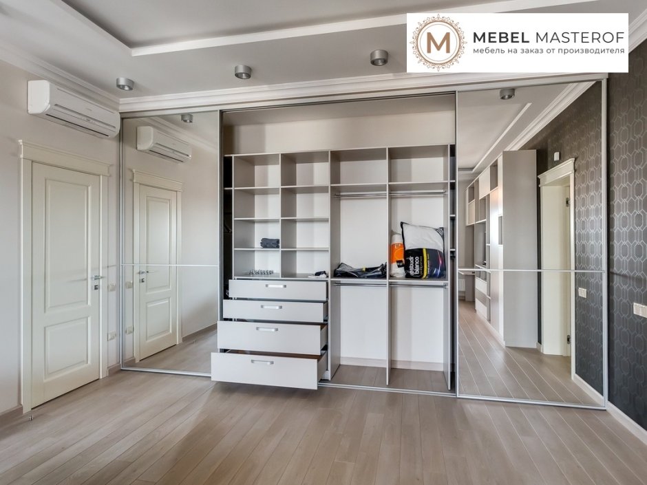 Гардеробная в прихожей с раздвижными дверями