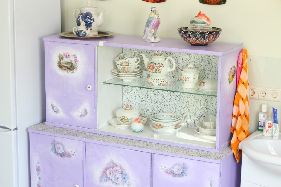 Бабка и сервант