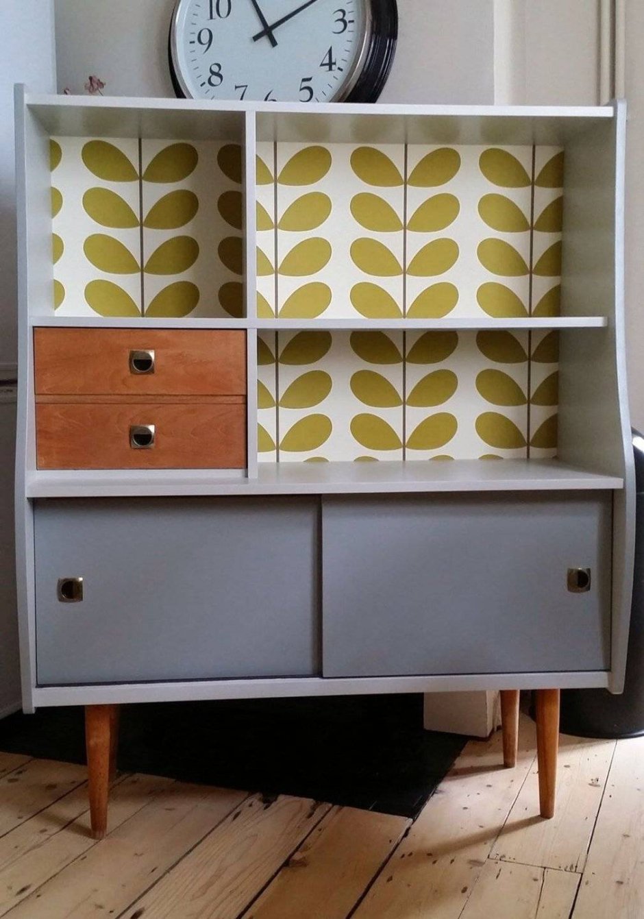 Цветник из старого буфета