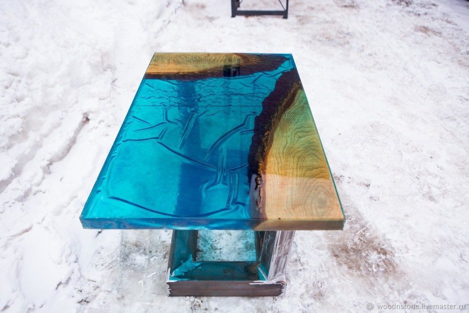 Стол из прозрачной смолы