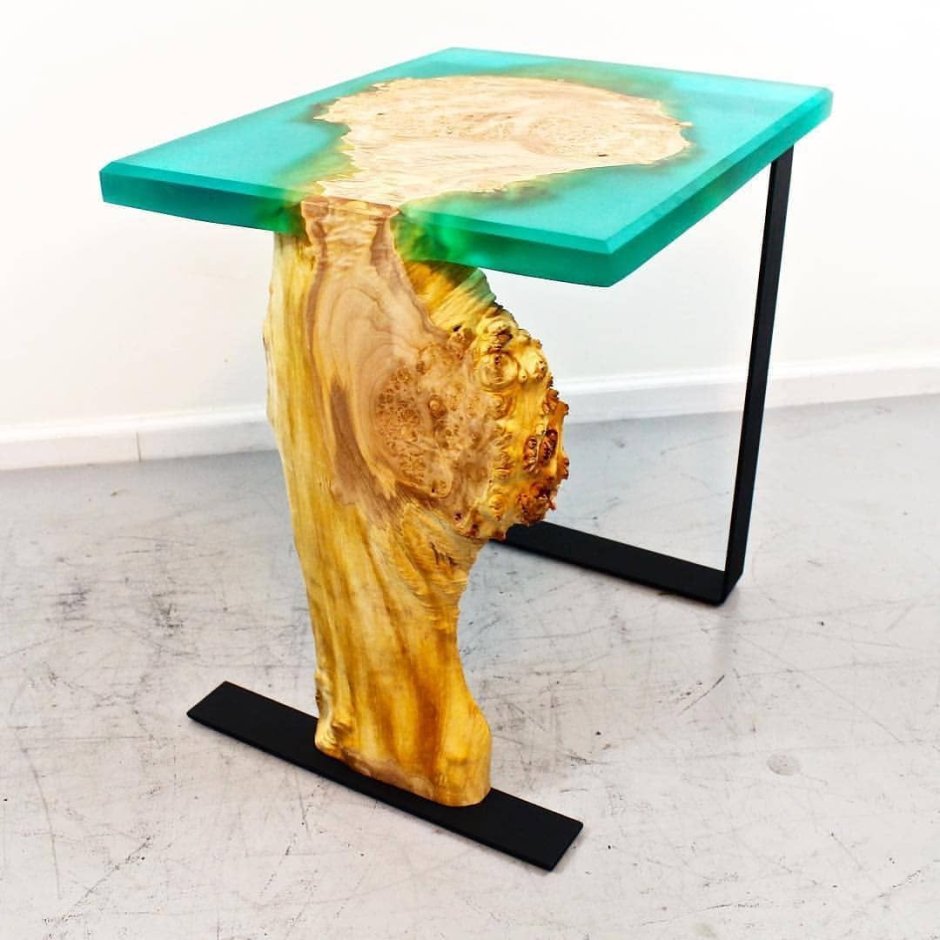 Прикроватный столик с эпоксидной смолой