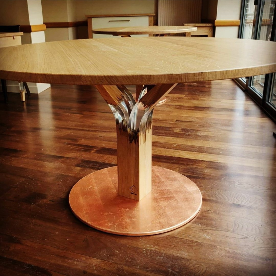 Стол с необычными ножками