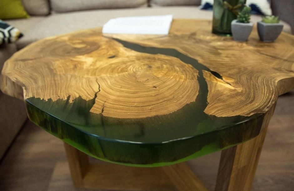 Стол с эпоксидной смолой и деревом