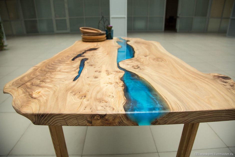 Стол из эпоксидной смолы