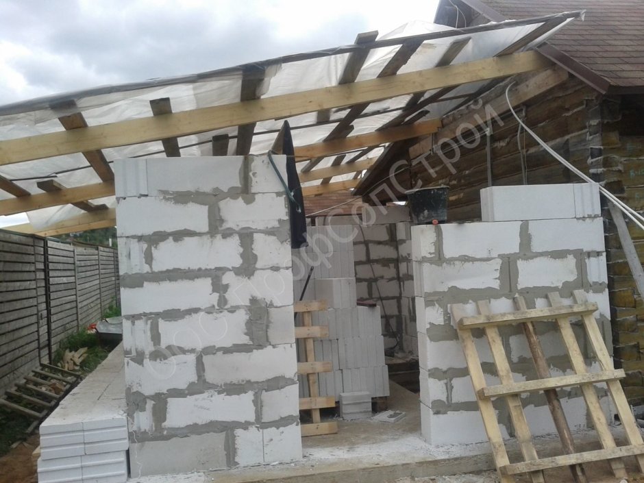 Односкатная пристройка из газобетона