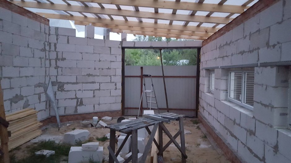 Гараж из газобетона с односкатной крышей