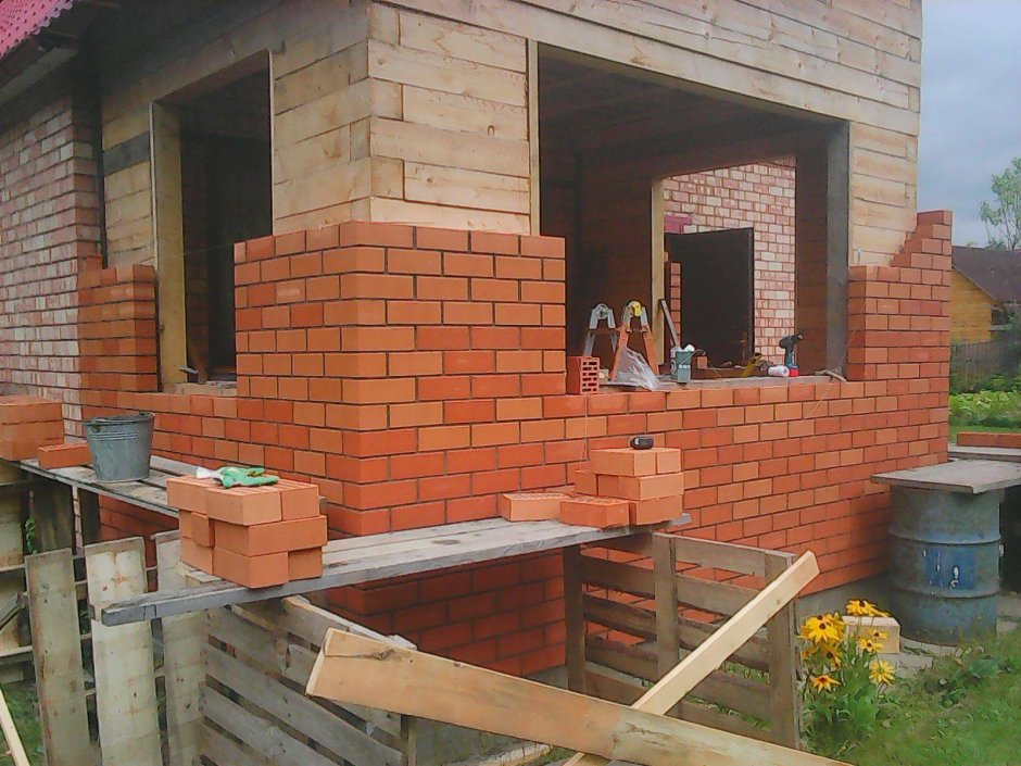 Пристройка из кирпича к деревянному дому